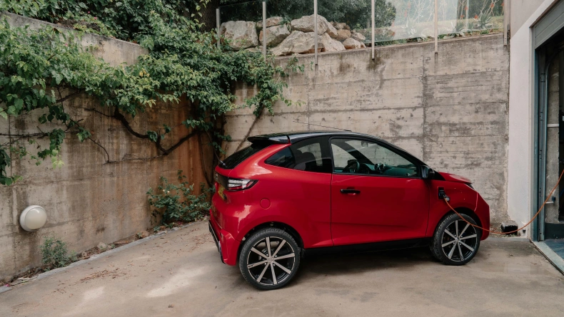 &Tau;&epsilon;&tau;&rho;ά&kappa;&upsilon;&kappa;&lambda;&alpha; &omicron;&chi;ή&mu;&alpha;&tau;&alpha; &alpha;&sigma;&phi;&alpha;&lambda;&omicron;ύ&sigmaf; &tau;&alpha;&chi;ύ&tau;&eta;&tau;&alpha;&sigmaf; AIXAM e Coup&eacute; 1.jpg